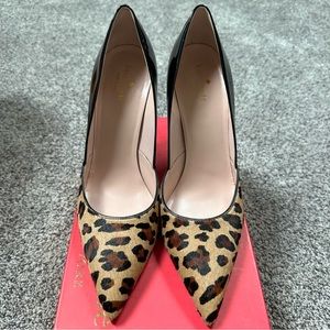 KATE SPADE pumps comes in a black patent leather with a calf hair trim-PreLoved